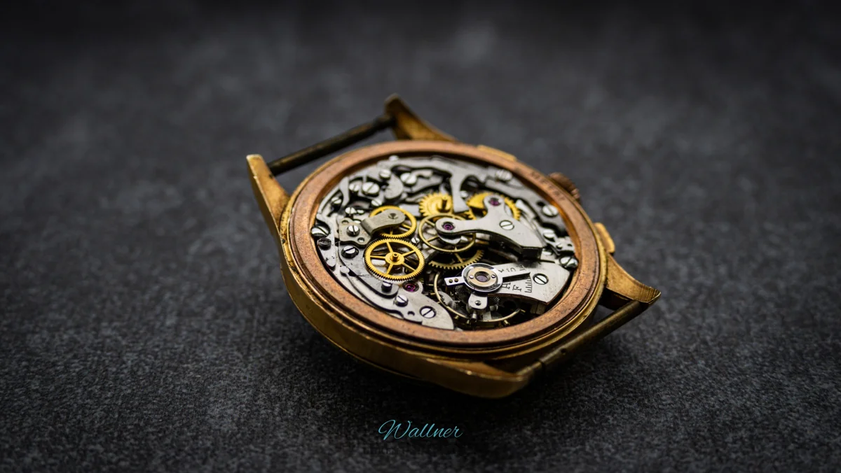 Geöffnete Armbanduhr mit freiliegendem mechanischem Uhrwerk bei der Diagnose