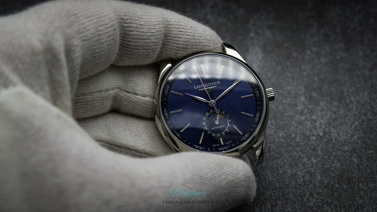 Longines-Armbanduhr bei der Endkontrolle in einer behandschuhten Hand