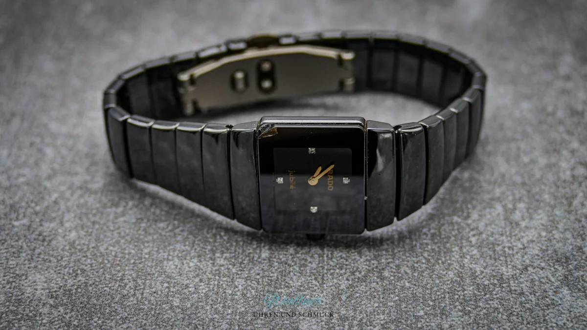 Schwarze Rado-Armbanduhr aus der Wallner-Werkstatt zum Thema Glaswechsel