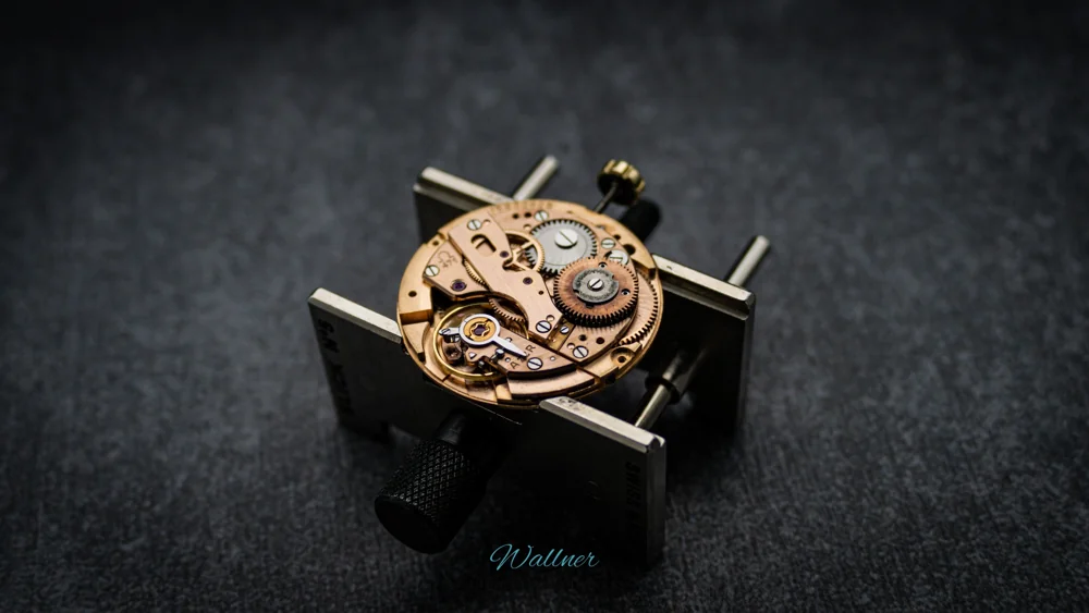 Mechanisches OMEGA-Uhrwerk im Werkhalter